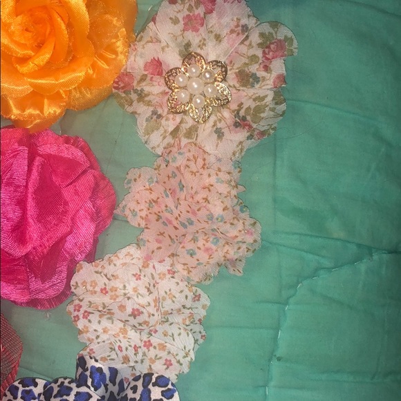 Bundle of 6 flower headbands and 6 flower clips - Picture 6 of 8